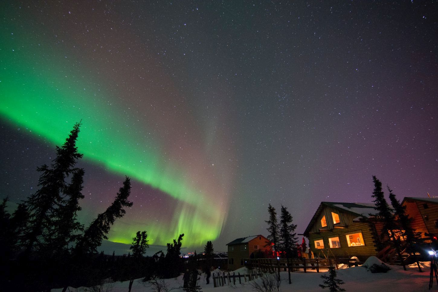 Direkt vor den Toren Fairbanks: Nordlichter über der Aurora Borealis Lodge