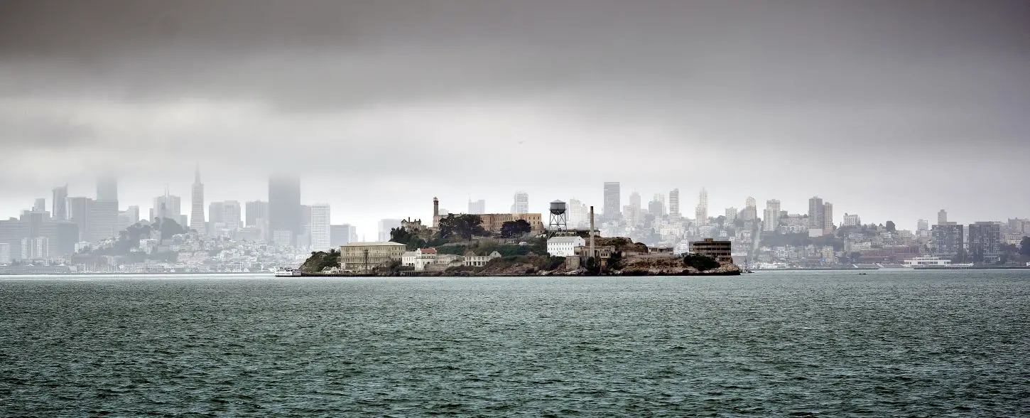 Alcatraz mit San Francisco im Hintergrund