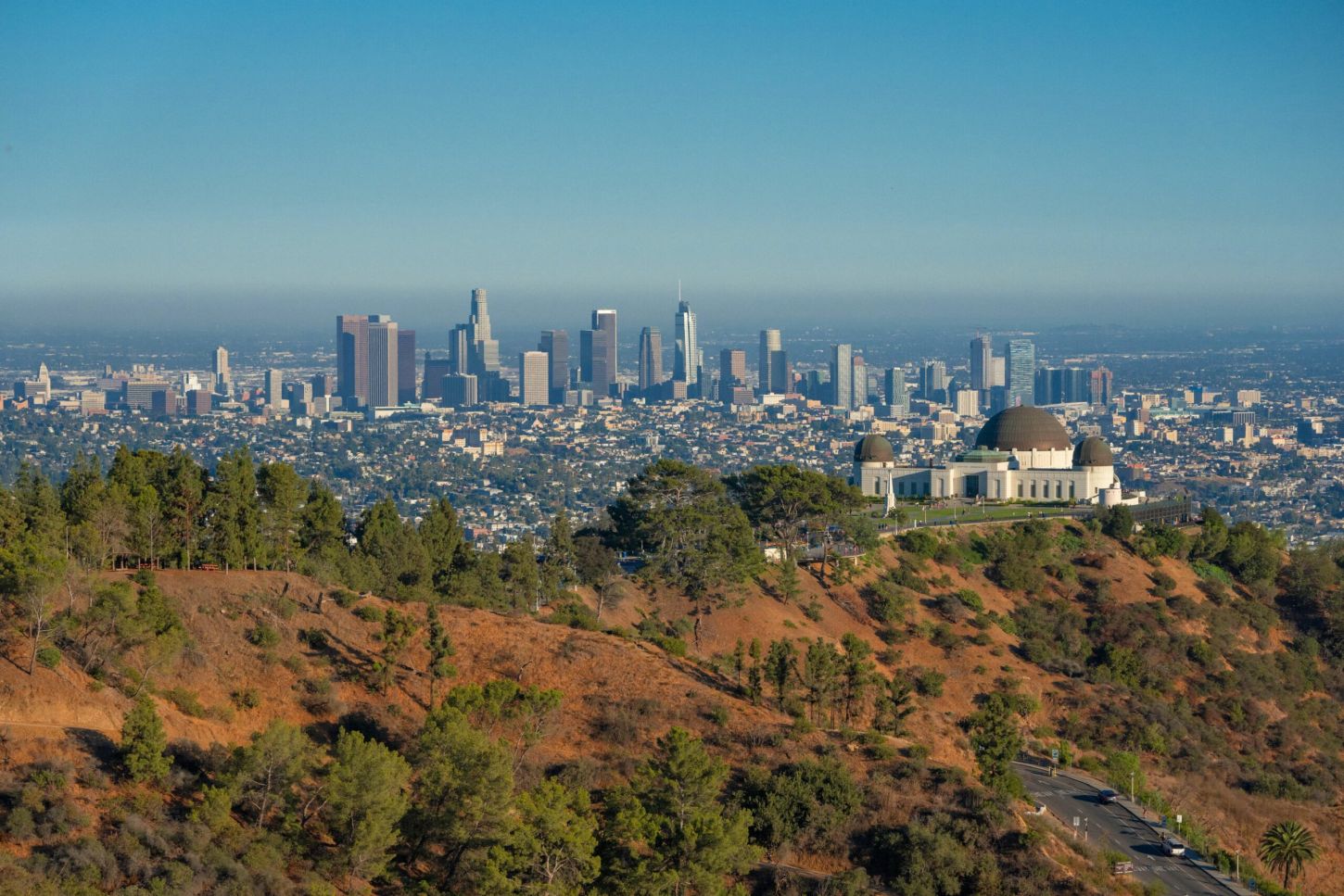 Blick auf das berühmte Griffith-Observatory mit Los Angeles im Hintergrund