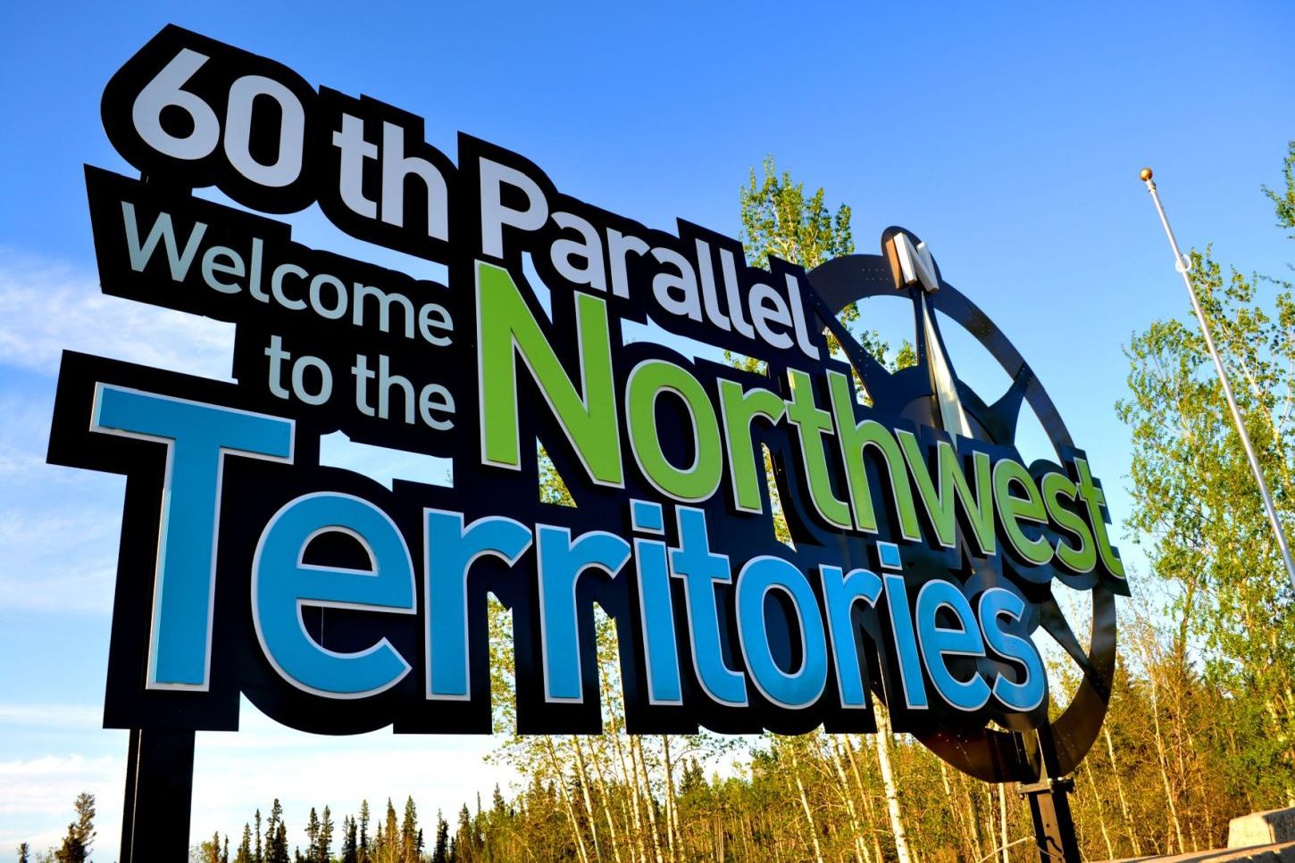 Das Besucherzentrum im 60th Parallel Territorial Park heißt alle Gäste willkommen