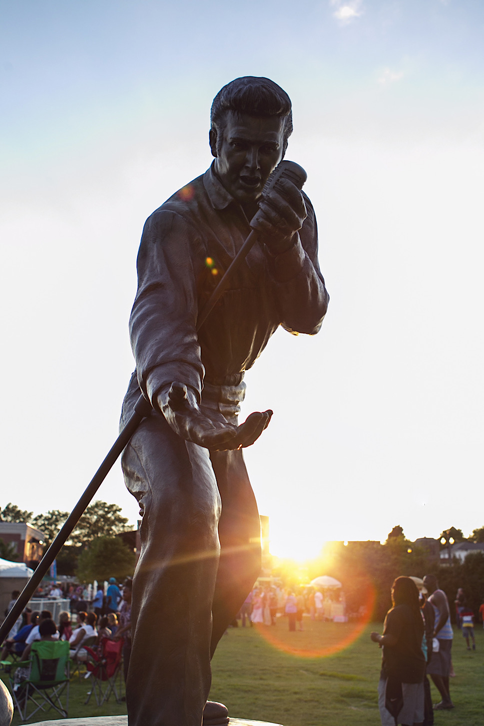 Elvis Homecoming Statue in Tupelo