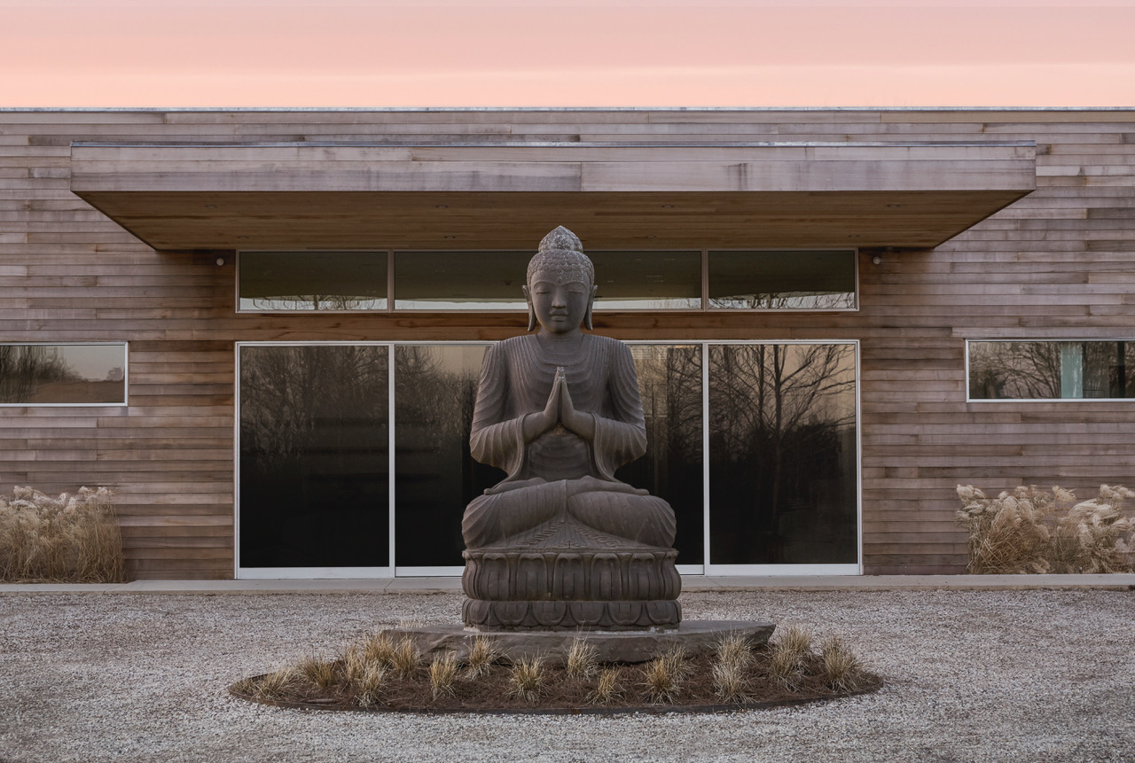 ssbh 03 spa entrance buddha (c) Fredrika Sjarne for Shou Sugi Ban House