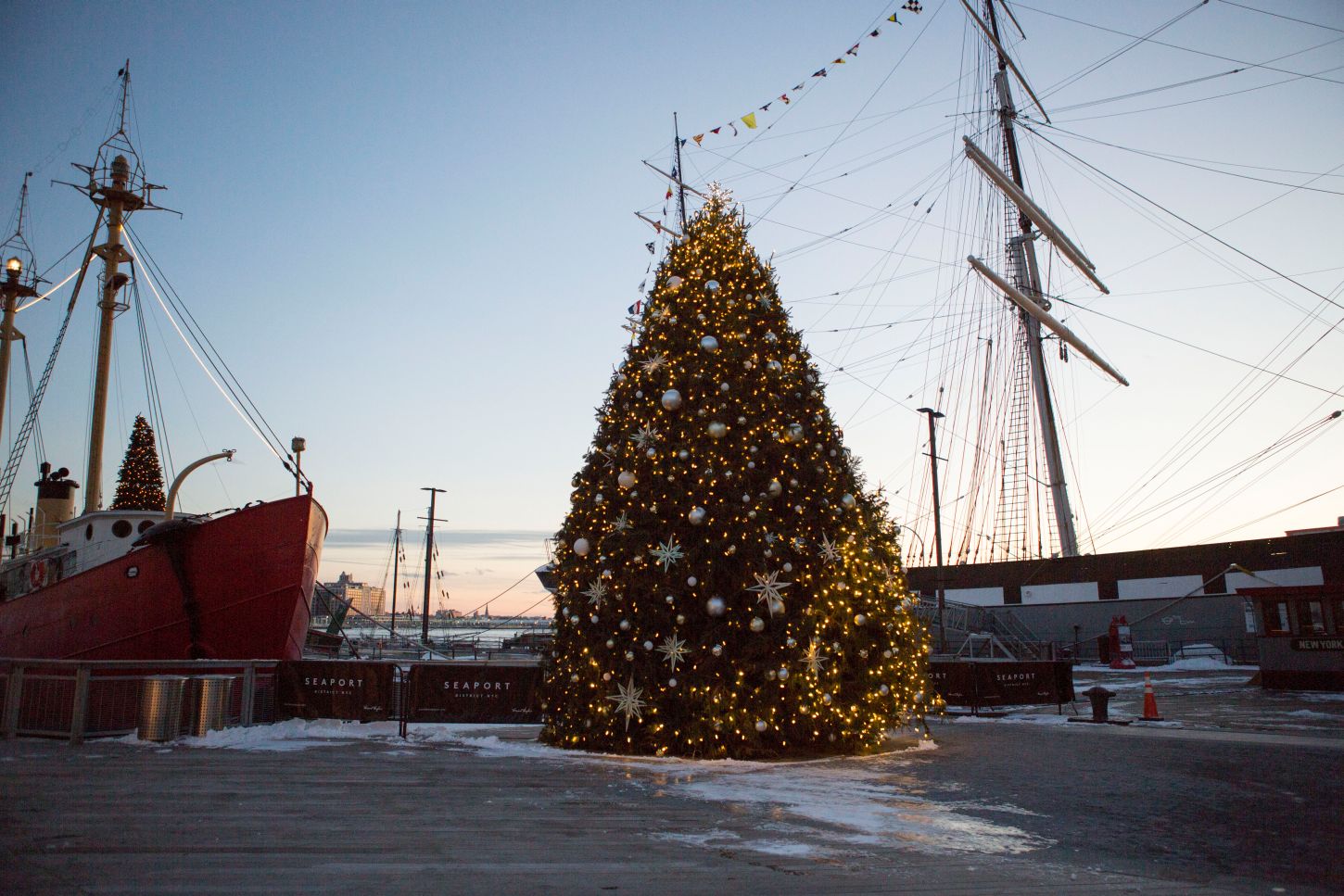 Der Weihnachtsbaum am South Street Seaport