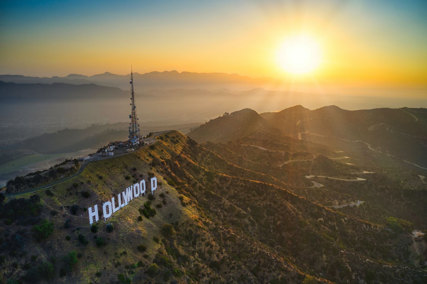 Sonnenaufgang über dem Hollywood-Schild in Los Angeles