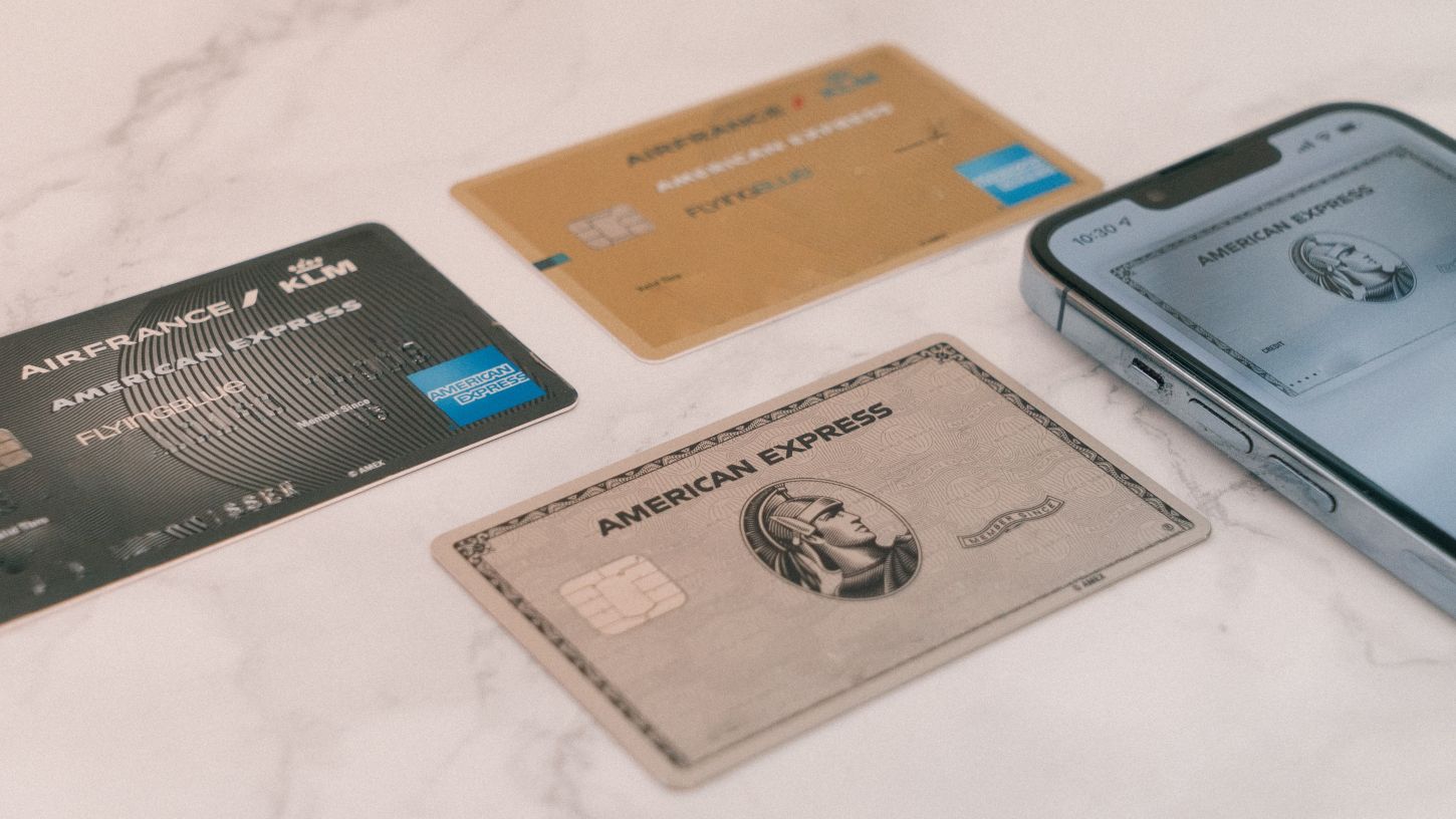 Auch Kreditkarten können beim Sammeln von Bonusmeilen helfen