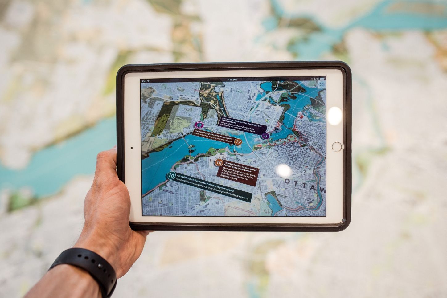 Tablet statt Stadtplan - auch wir sind mittlerweile fast immer nur noch so unterwegs