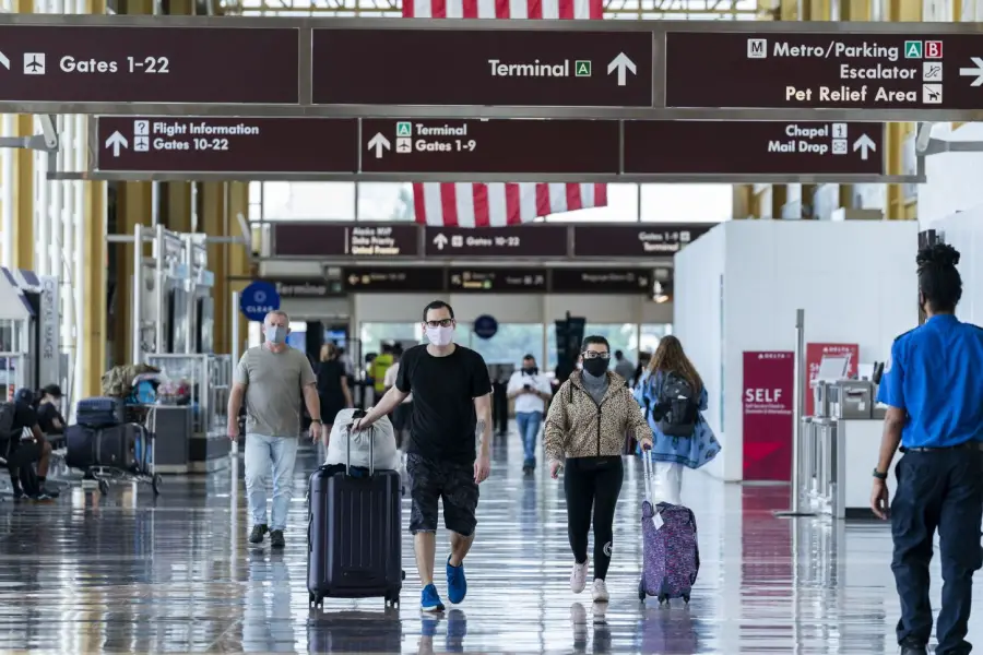 Bislang ein vertrautes Bild: Maskenpflicht auf dem Ronald Reagan National Airport in Washington