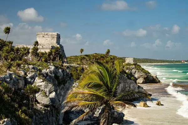 Einer von Mexicos wunderschönen Stränden, im Hintergrund Tulum