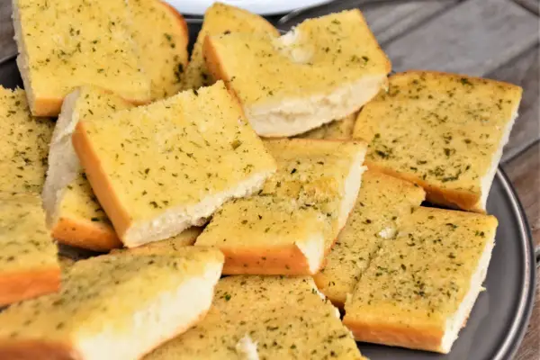 So lecker und ein echter Klassiker: Garlic Bread