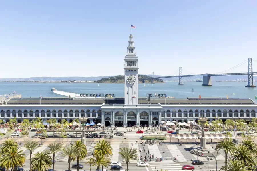 Das San Francisco Ferry Building mit der Bay Bridge im Hintergrund