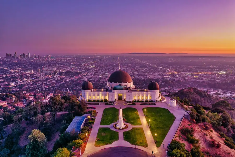 Griffiths Observatory mit Blick auf das abendliche Los Angeles