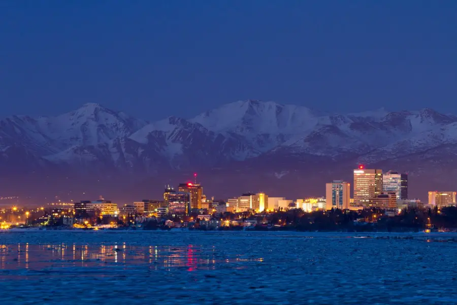 Die nächtline Skyline von Anchorage