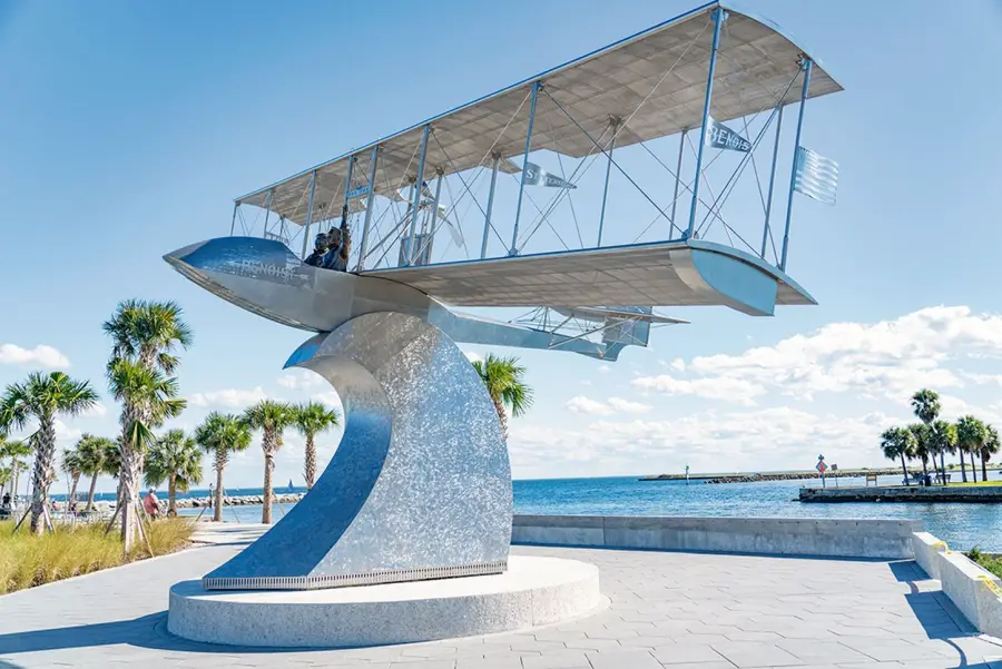 Das Denkmal mit einem Replikat des Airboats in Originalgröße