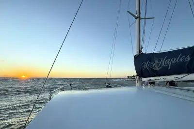 Auf den Weg in den Sonnenuntergang - gleich werden die Segel gesetzt