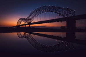 Abendliche Spiegelung de Memphis-Arkansas Brücke im Mississppi River