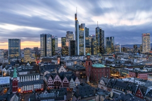 Die Skyline von Frankfurt am Main, im Vordergrund der Römer