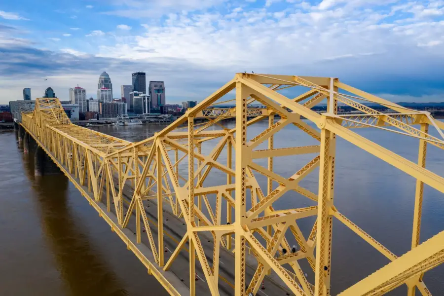 Blick auf Louisville, im Vordergrund die 2nd Street Bridge